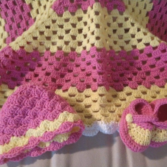 Crochet blanket hat and booties - Picture 2 of 5
